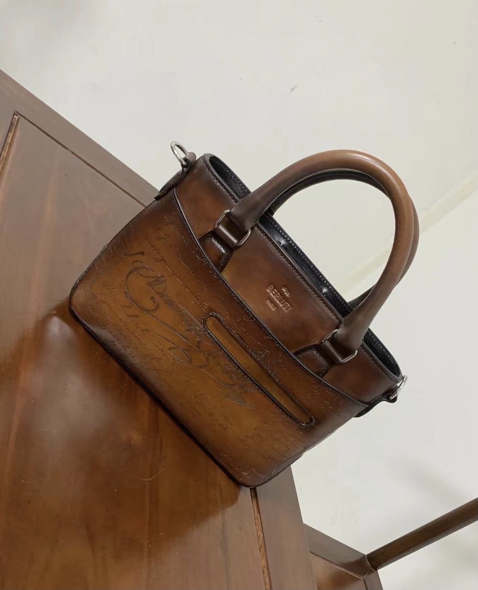 벨루티 메신저백