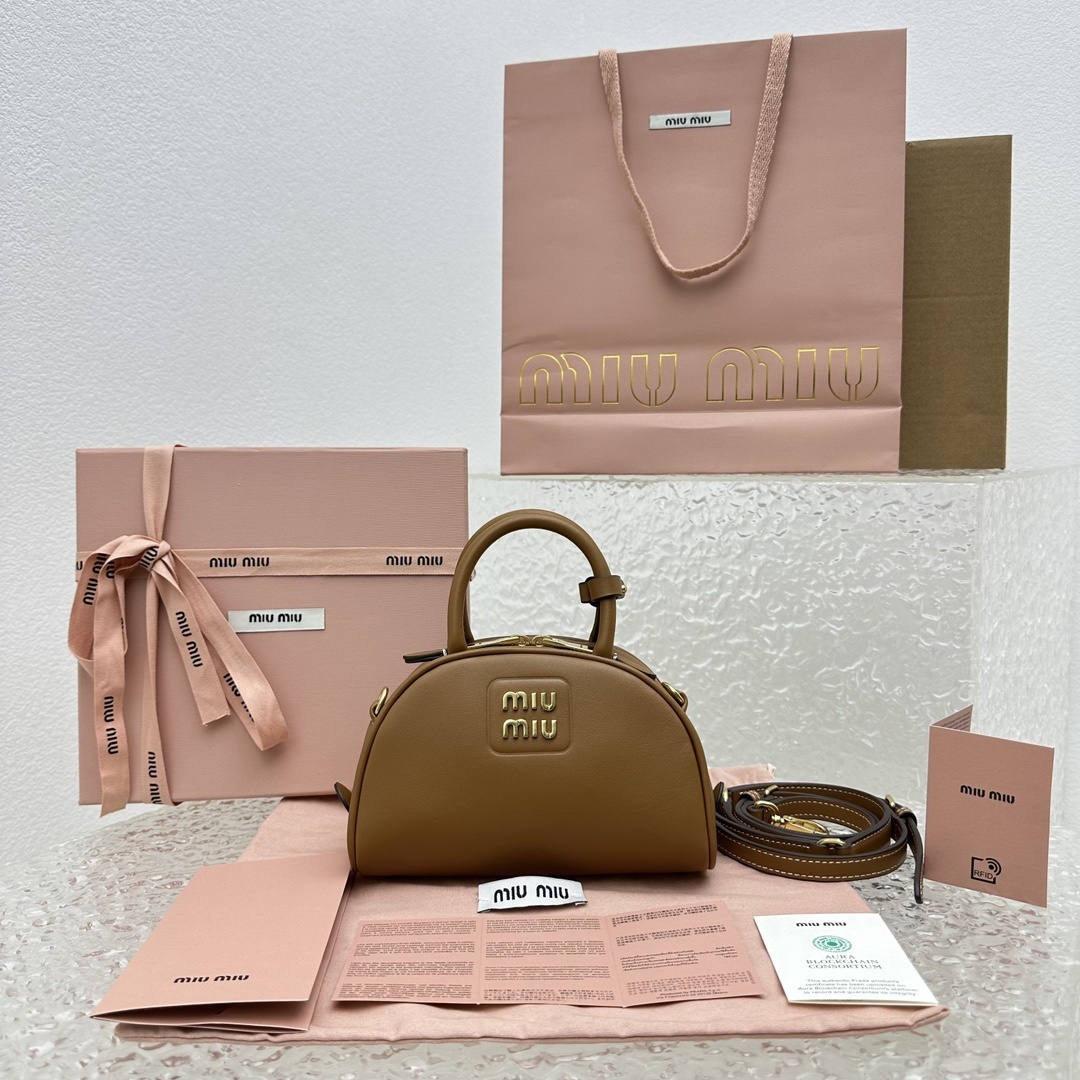 미우미우 가죽탑핸들백