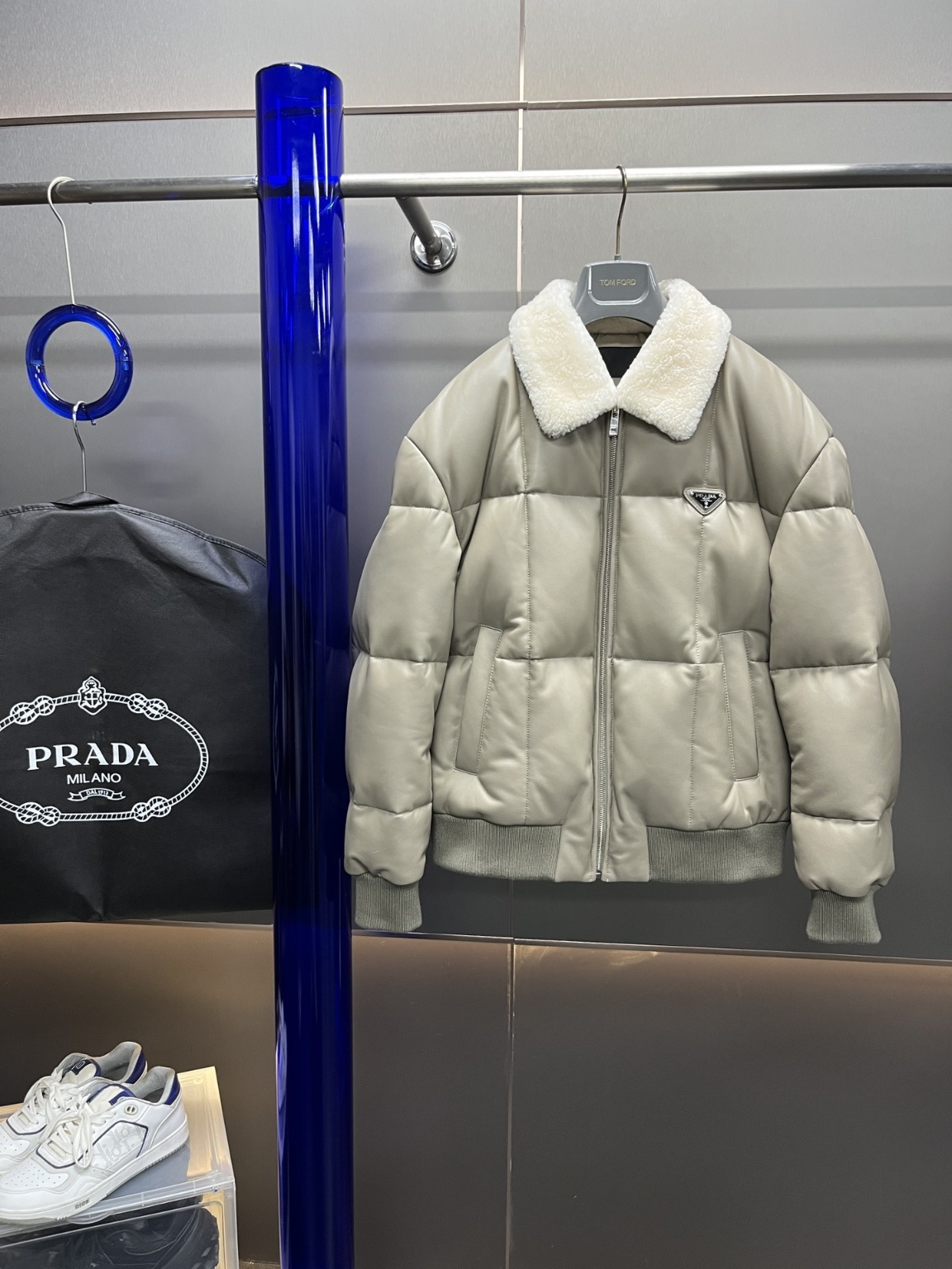 프라다 가죽패딩