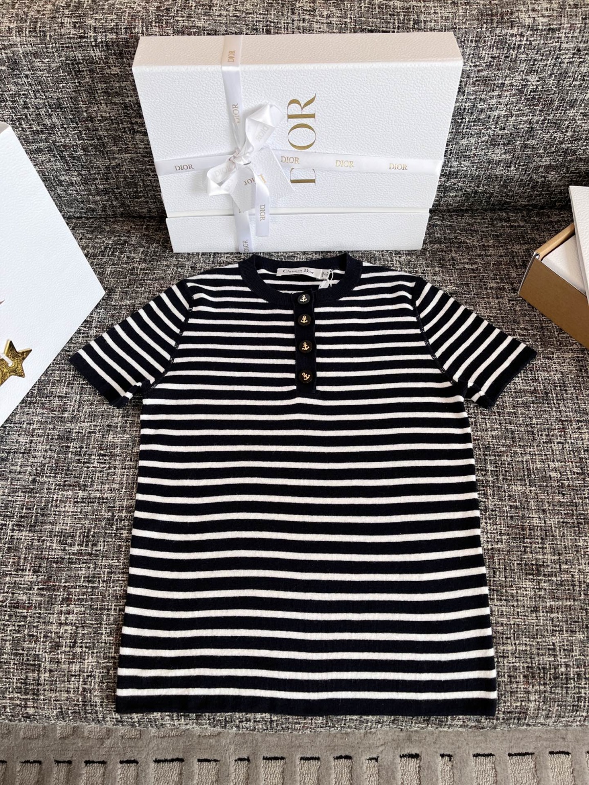 디올 반팔니트