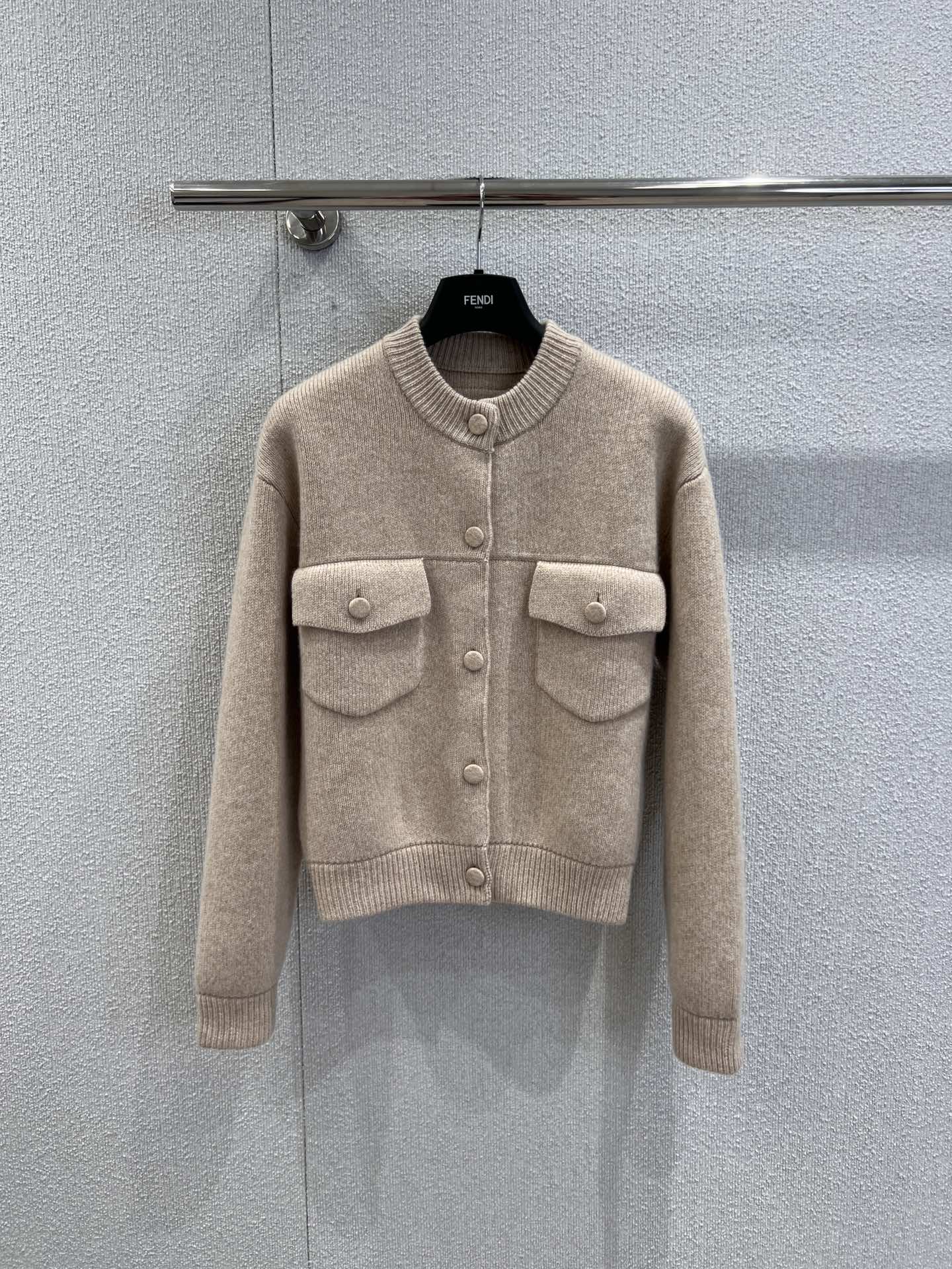펜디 가디건